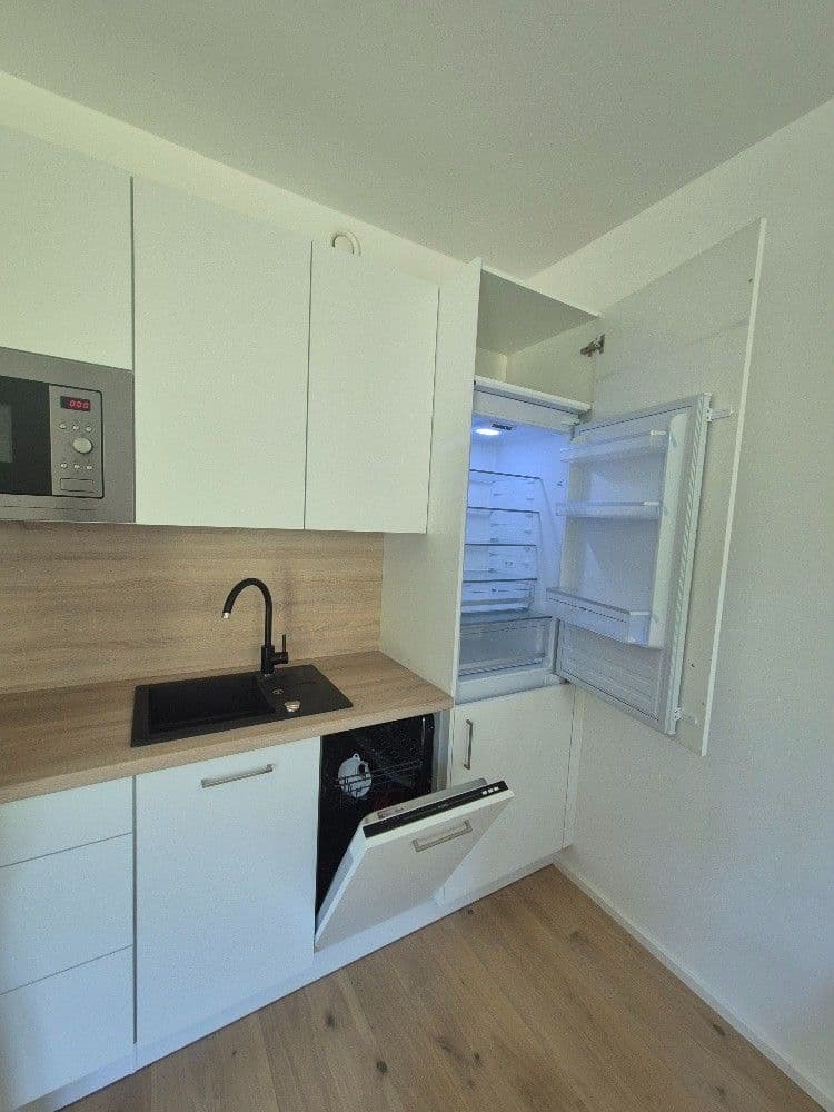 Pronájem bytu 1+kk 38 m², Mezitraťová, Praha, Praha Pronájem bytu 1+kk 38 m², Mezitraťová, Praha, Praha