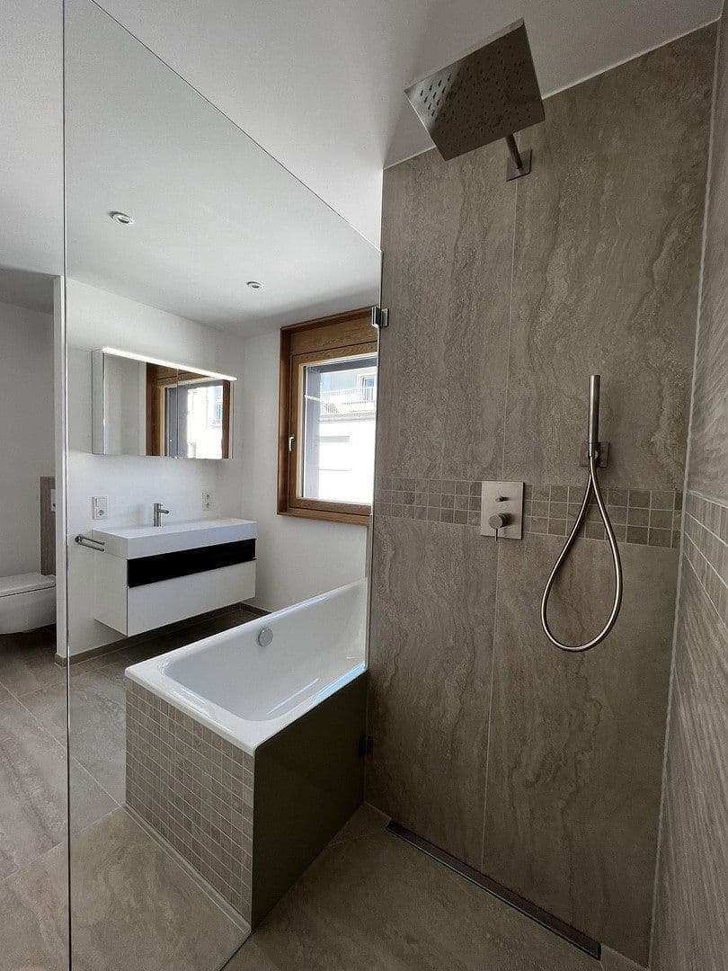 Pronájem bytu 3+1 90 m², Lerchenfeldstraße 28, München-Altstadt-Lehel, Bavorsko Pronájem bytu 3+1 90 m², Lerchenfeldstraße 28, München-Altstadt-Lehel, Bavorsko
