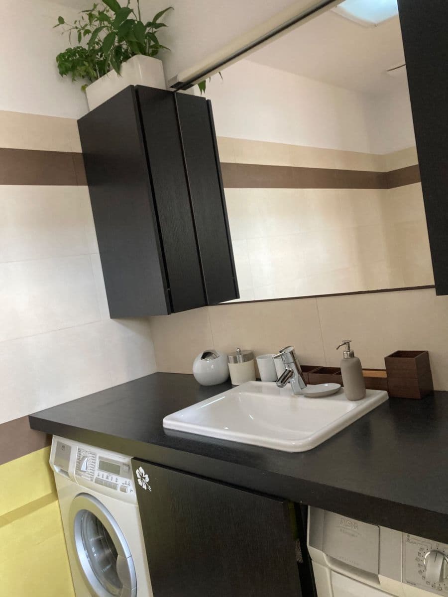 Pronájem bytu 2+kk 56 m², U Náměstí, Dolní Břežany, Středočeský kraj Pronájem bytu 2+kk 56 m², U Náměstí, Dolní Břežany, Středočeský kraj