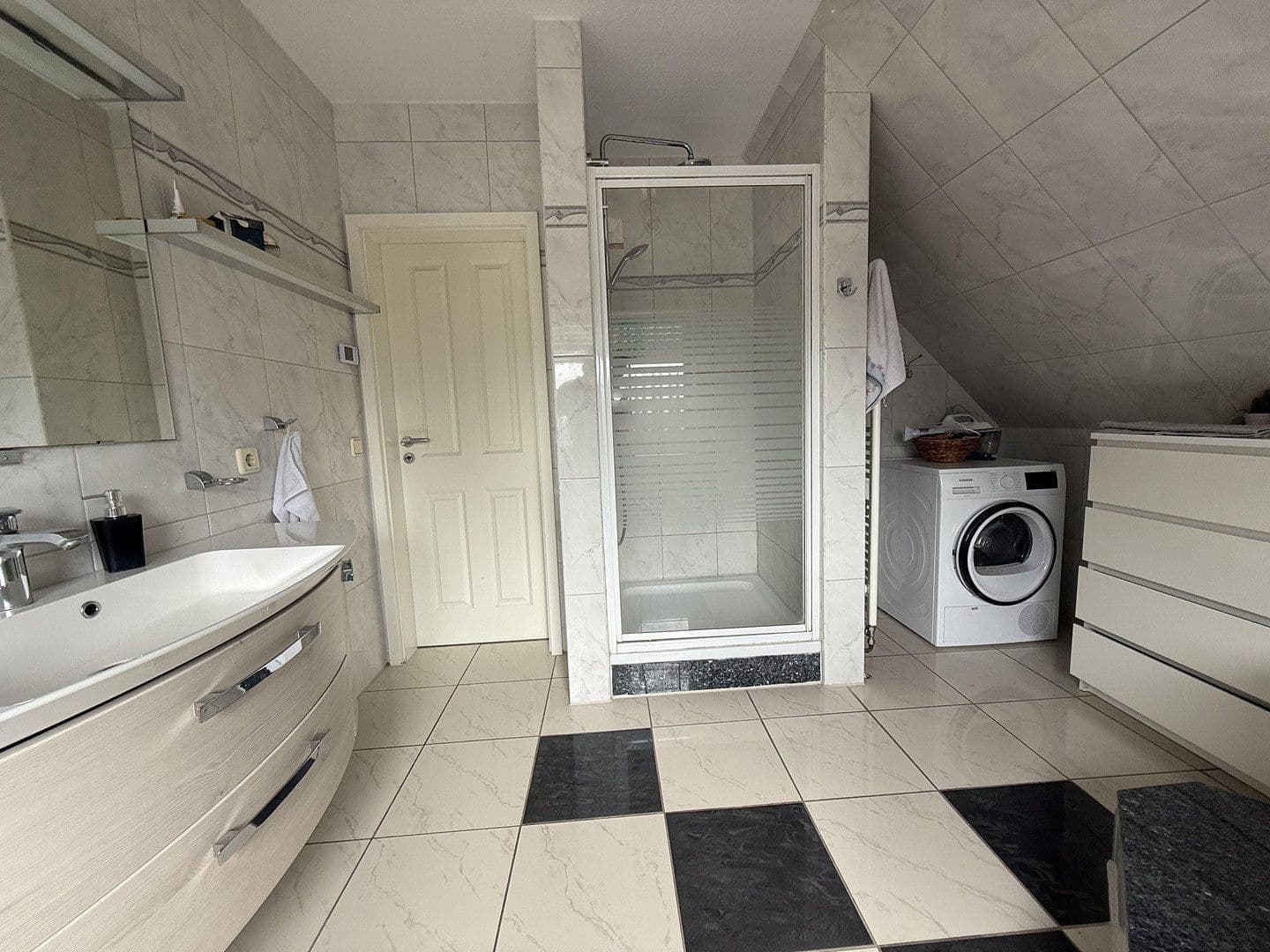 Prodej domu 120 m², pozemek 300 m², Isernhagen, Isernhagen, Dolní Sasko Prodej domu 120 m², pozemek 300 m², Isernhagen, Isernhagen, Dolní Sasko