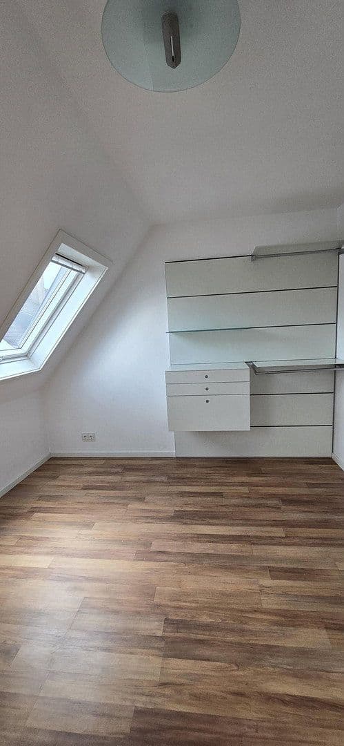 Pronájem bytu 3+1 52 m², Stuttgart, Bádensko-Württembersko Pronájem bytu 3+1 52 m², Stuttgart, Bádensko-Württembersko
