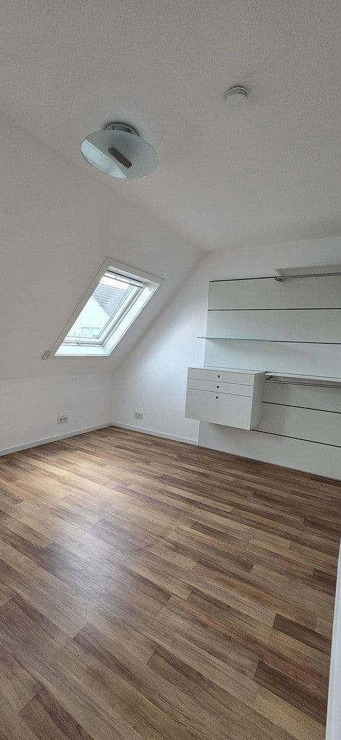 Pronájem bytu 3+1 52 m², Stuttgart, Bádensko-Württembersko Pronájem bytu 3+1 52 m², Stuttgart, Bádensko-Württembersko