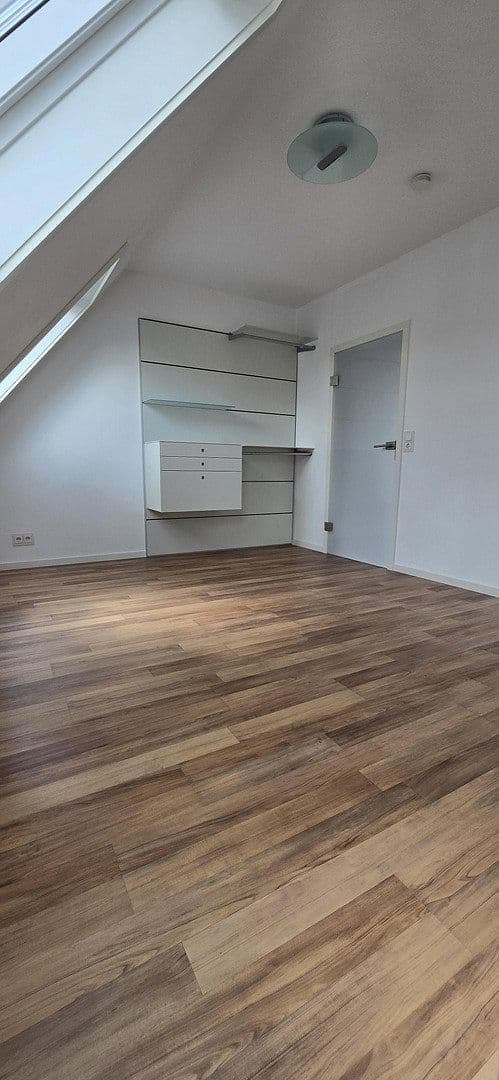 Pronájem bytu 3+1 52 m², Stuttgart, Bádensko-Württembersko Pronájem bytu 3+1 52 m², Stuttgart, Bádensko-Württembersko