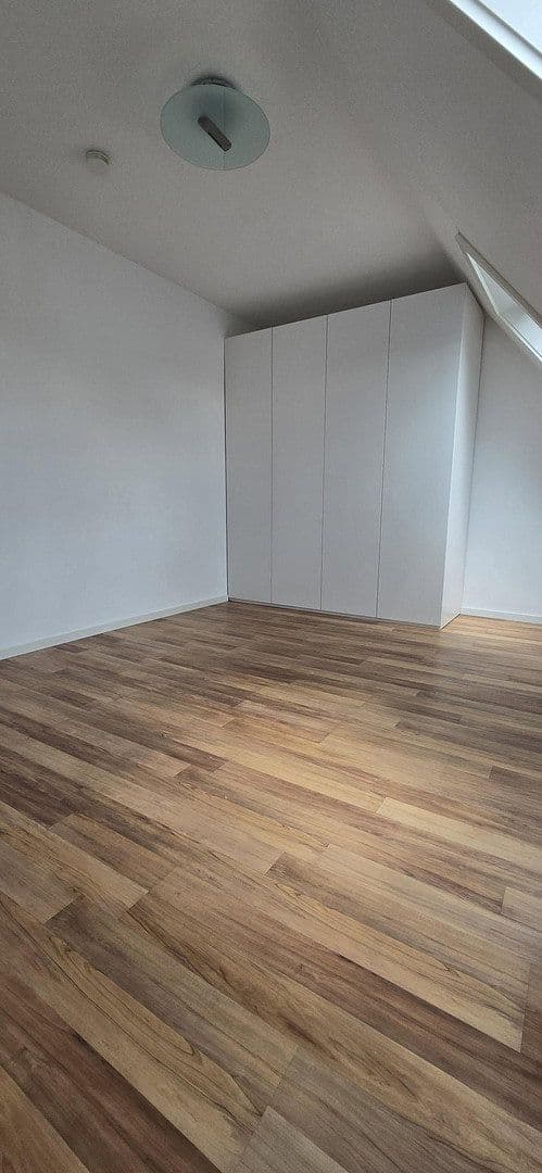 Pronájem bytu 3+1 52 m², Stuttgart, Bádensko-Württembersko Pronájem bytu 3+1 52 m², Stuttgart, Bádensko-Württembersko