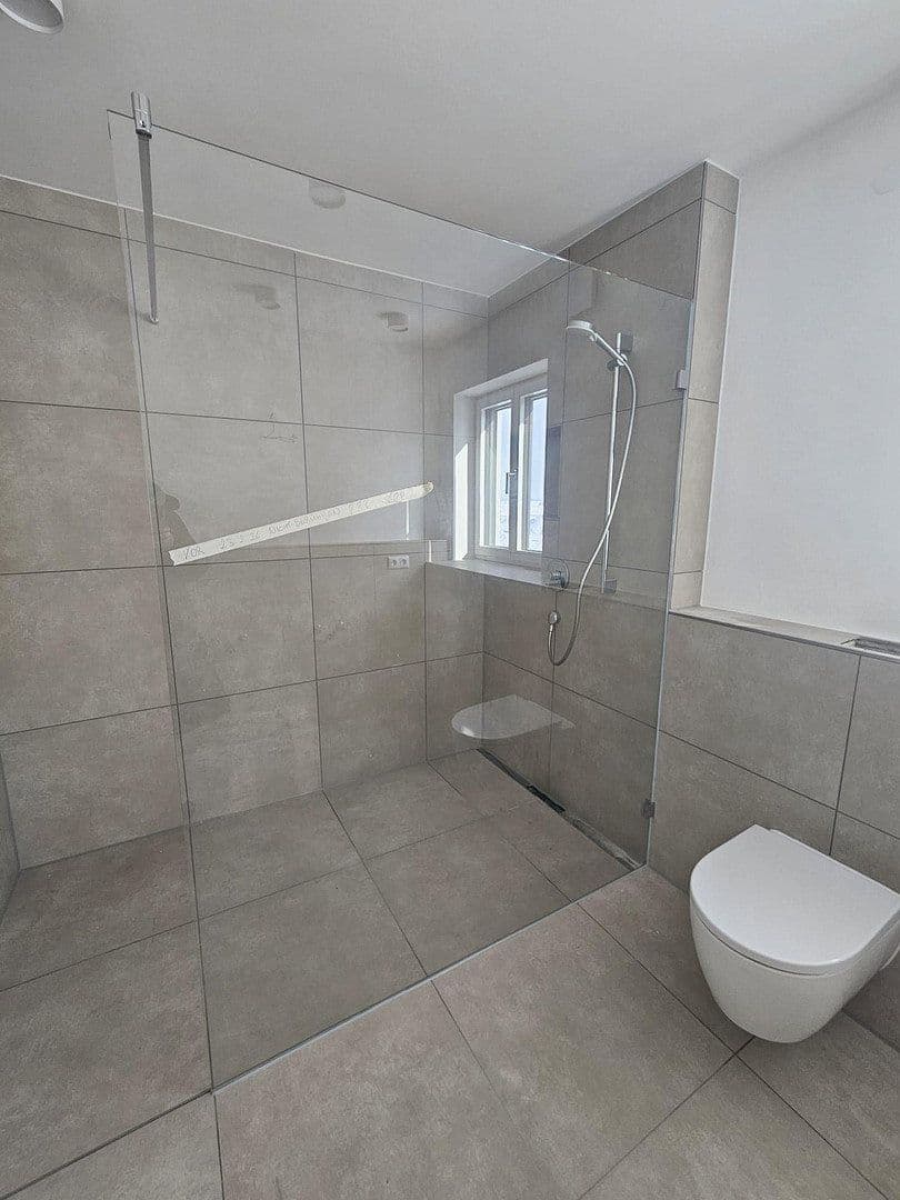 Pronájem domu 149 m², pozemek 317 m², Lerchenfelder Hof, Köfering, Bavorsko Pronájem domu 149 m², pozemek 317 m², Lerchenfelder Hof, Köfering, Bavorsko