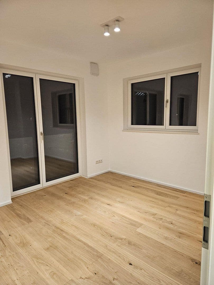 Pronájem domu 149 m², pozemek 317 m², Lerchenfelder Hof, Köfering, Bavorsko Pronájem domu 149 m², pozemek 317 m², Lerchenfelder Hof, Köfering, Bavorsko