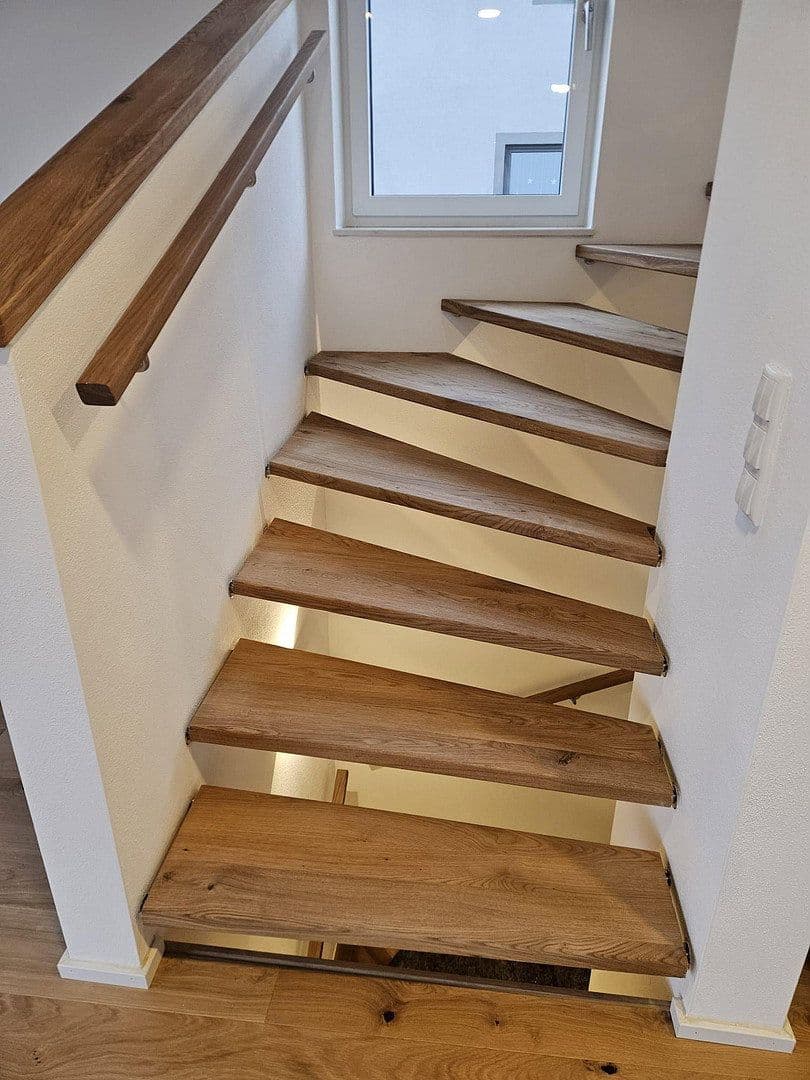 Pronájem domu 149 m², pozemek 317 m², Lerchenfelder Hof, Köfering, Bavorsko Pronájem domu 149 m², pozemek 317 m², Lerchenfelder Hof, Köfering, Bavorsko