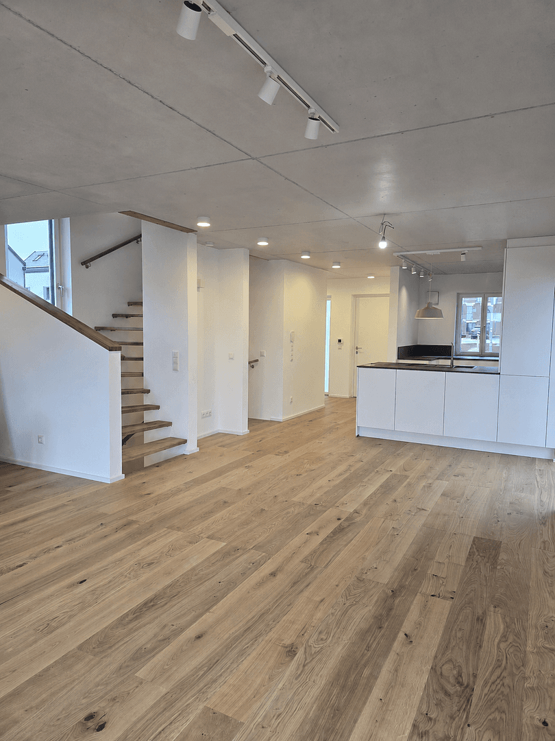 Pronájem domu 149 m², pozemek 317 m², Lerchenfelder Hof, Köfering, Bavorsko Pronájem domu 149 m², pozemek 317 m², Lerchenfelder Hof, Köfering, Bavorsko