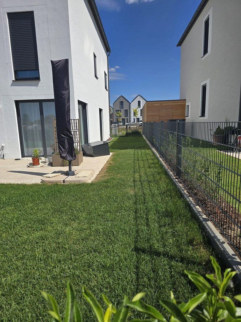 Pronájem domu 149 m², pozemek 317 m², Lerchenfelder Hof, Köfering, Bavorsko Pronájem domu 149 m², pozemek 317 m², Lerchenfelder Hof, Köfering, Bavorsko