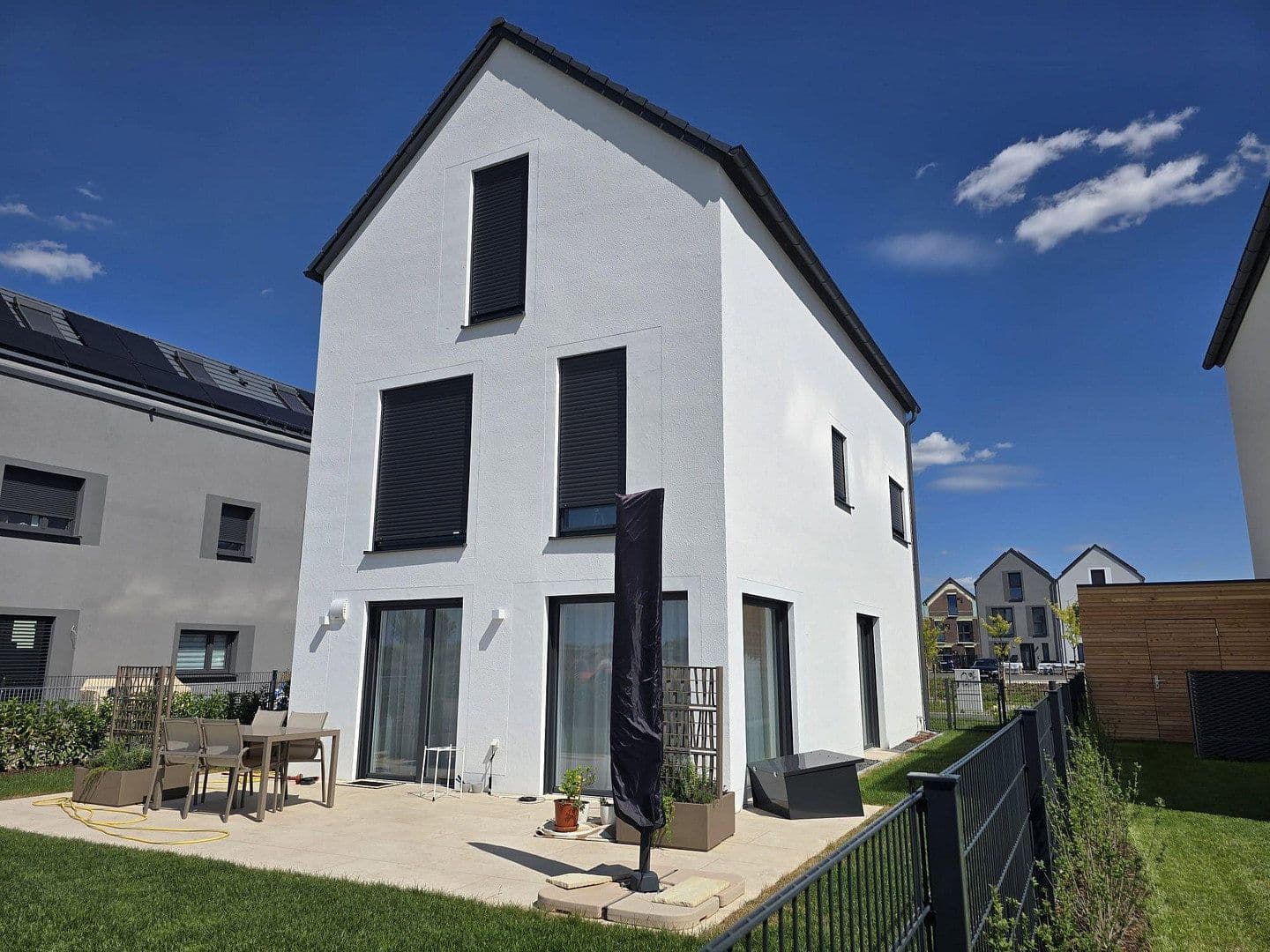 Pronájem domu 149 m², pozemek 317 m², Lerchenfelder Hof, Köfering, Bavorsko Pronájem domu 149 m², pozemek 317 m², Lerchenfelder Hof, Köfering, Bavorsko