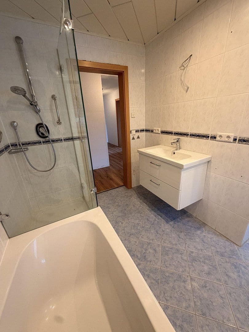Pronájem bytu 4+1 126 m², Fliederstraße 8, Bad Rappenau, Bádensko-Württembersko Pronájem bytu 4+1 126 m², Fliederstraße 8, Bad Rappenau, Bádensko-Württembersko