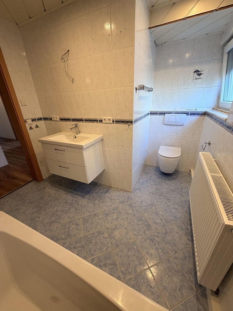 Pronájem bytu 4+1 126 m², Fliederstraße 8, Bad Rappenau, Bádensko-Württembersko Pronájem bytu 4+1 126 m², Fliederstraße 8, Bad Rappenau, Bádensko-Württembersko