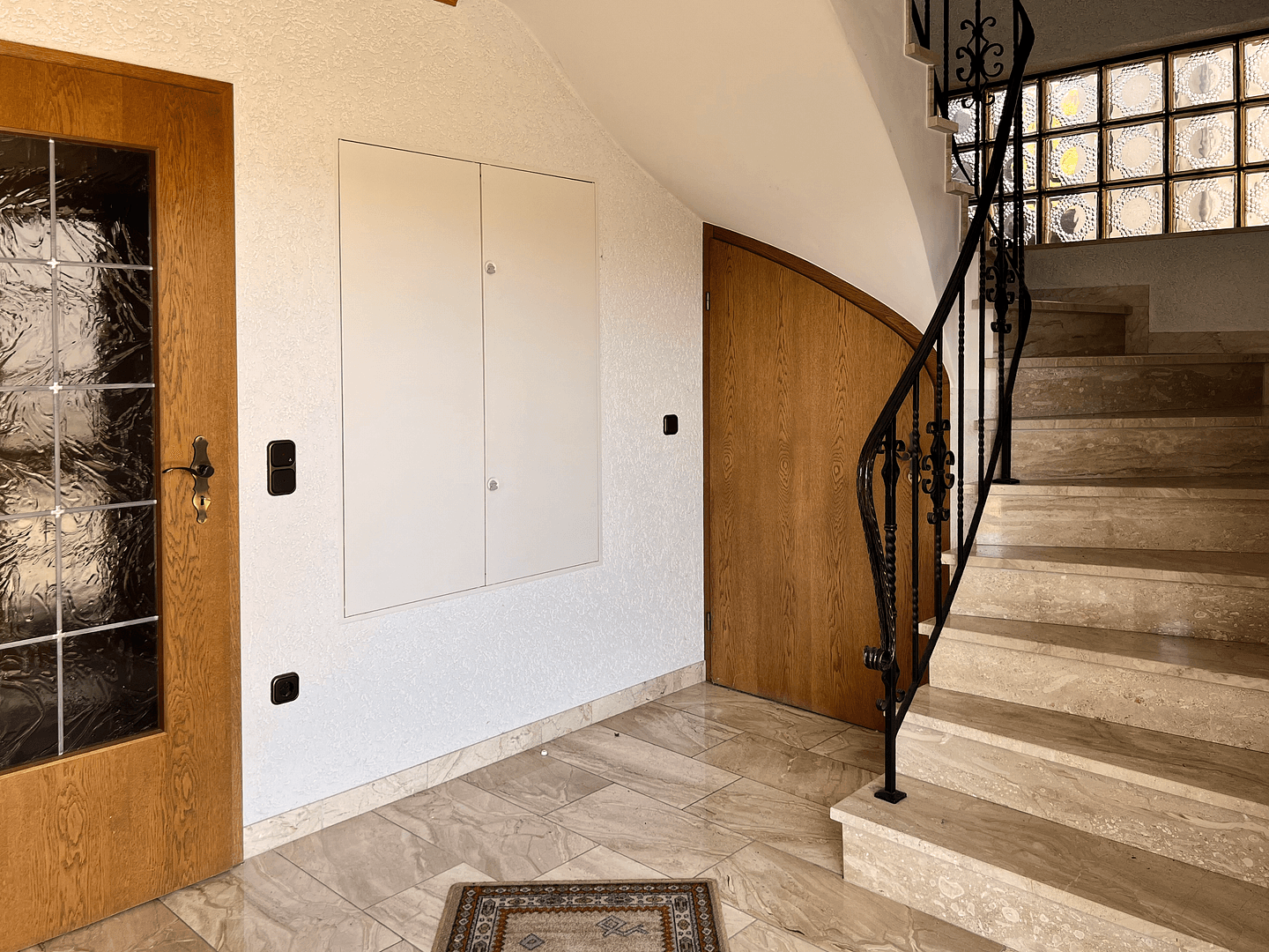Prodej domu 250 m², pozemek 853 m², Staufenberg, Hessen Prodej domu 250 m², pozemek 853 m², Staufenberg, Hessen