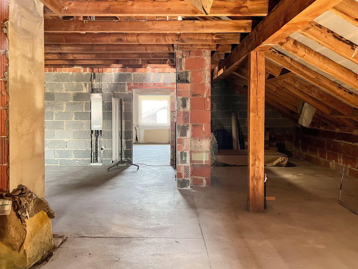 Prodej domu 250 m², pozemek 853 m², Staufenberg, Hessen Prodej domu 250 m², pozemek 853 m², Staufenberg, Hessen