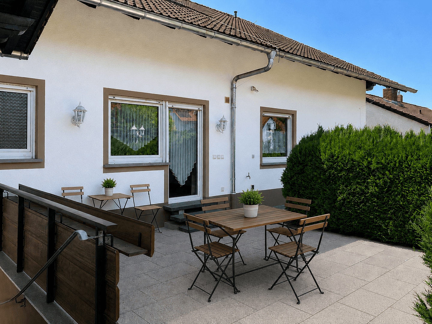 Prodej domu 250 m², pozemek 853 m², Staufenberg, Hessen Prodej domu 250 m², pozemek 853 m², Staufenberg, Hessen