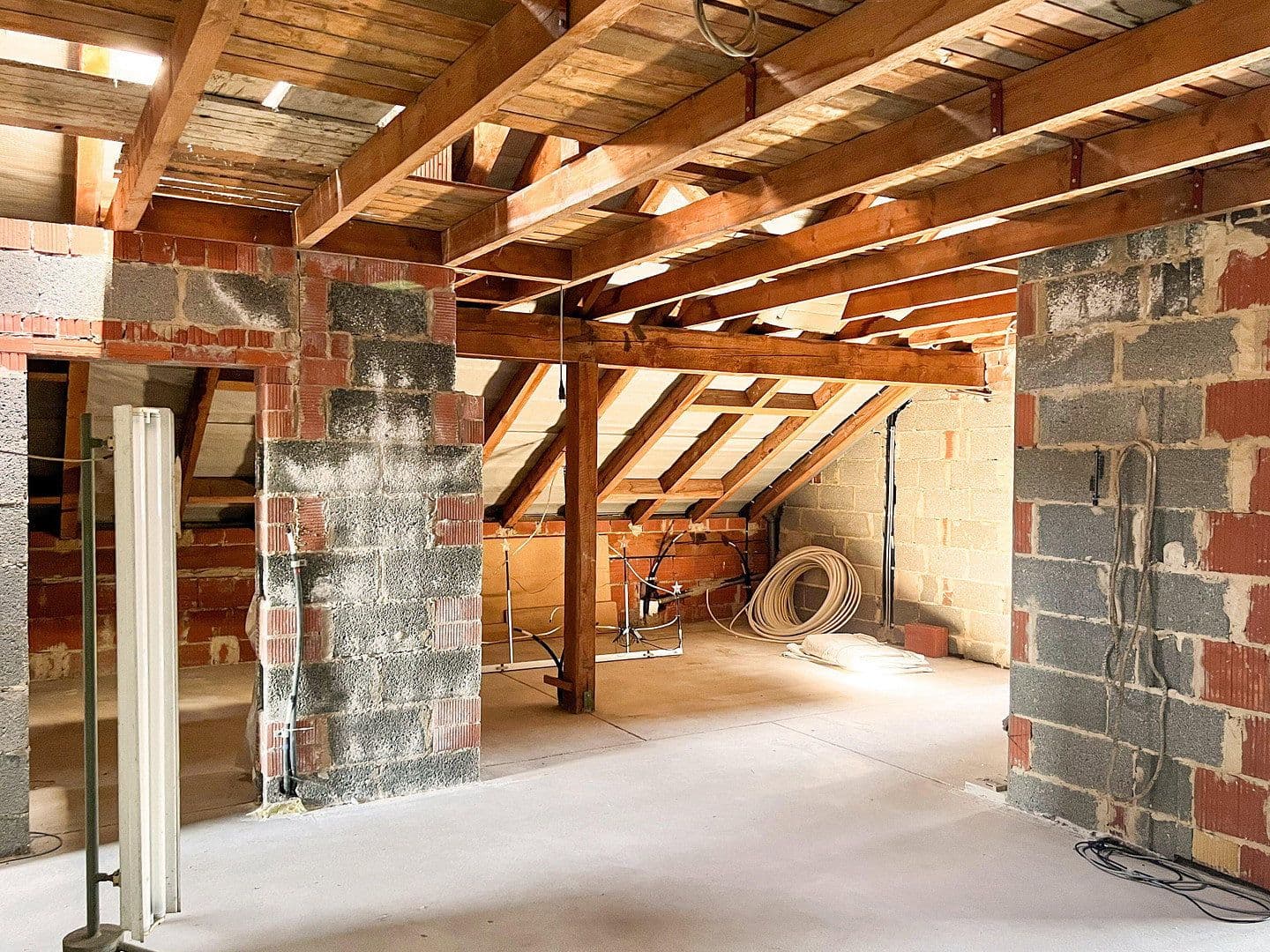 Prodej domu 250 m², pozemek 853 m², Staufenberg, Hessen Prodej domu 250 m², pozemek 853 m², Staufenberg, Hessen