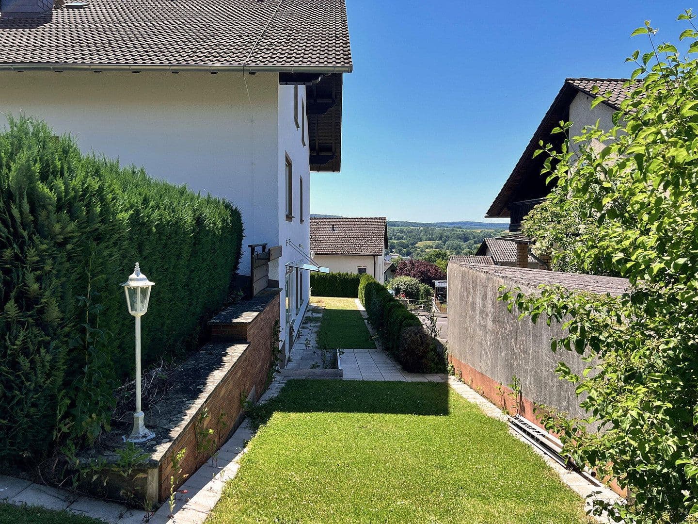 Prodej domu 250 m², pozemek 853 m², Staufenberg, Hessen Prodej domu 250 m², pozemek 853 m², Staufenberg, Hessen