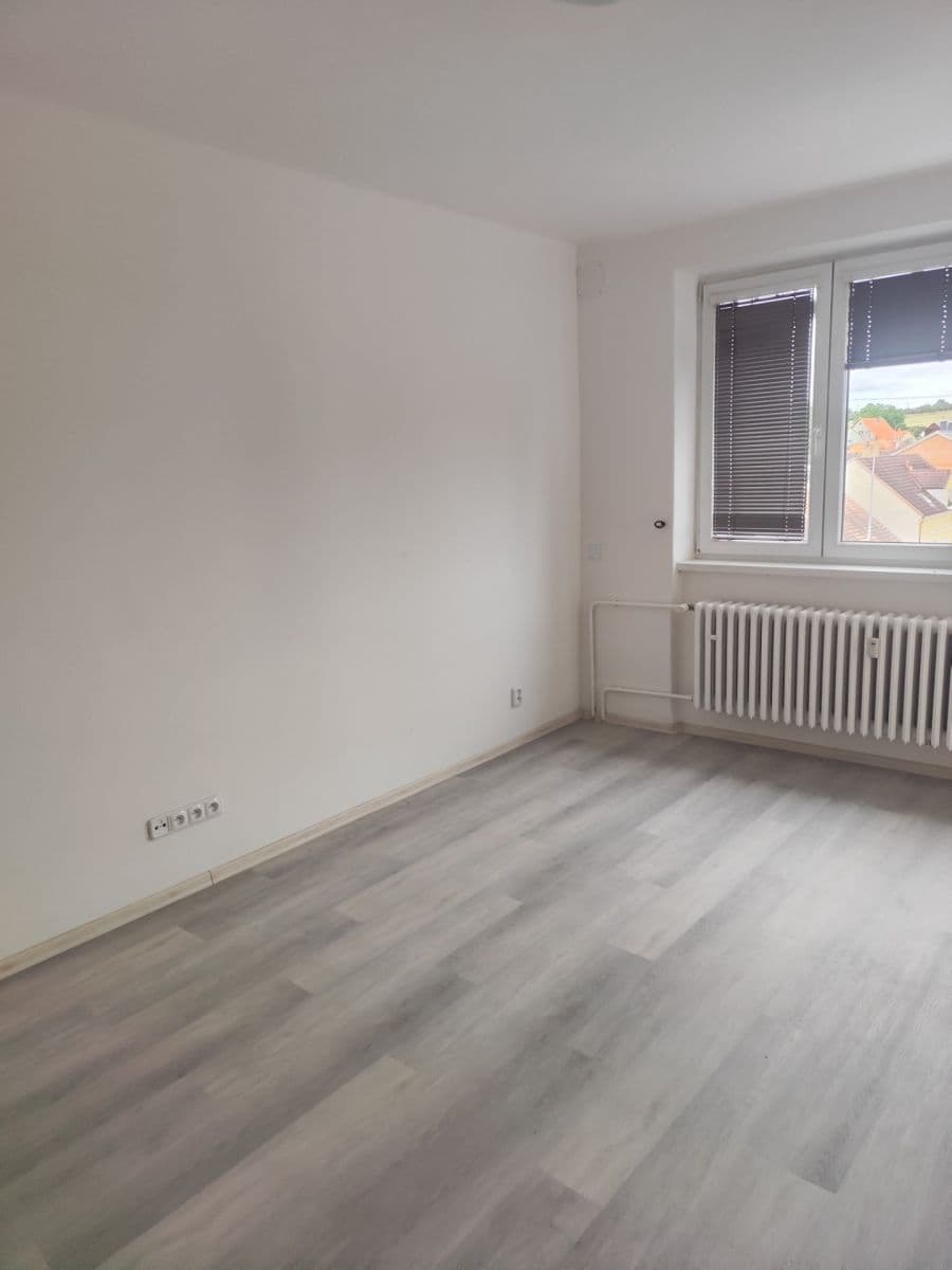 Pronájem bytu 2+1 60 m², Mírové náměstí, Dobříš, Středočeský kraj Pronájem bytu 2+1 60 m², Mírové náměstí, Dobříš, Středočeský kraj
