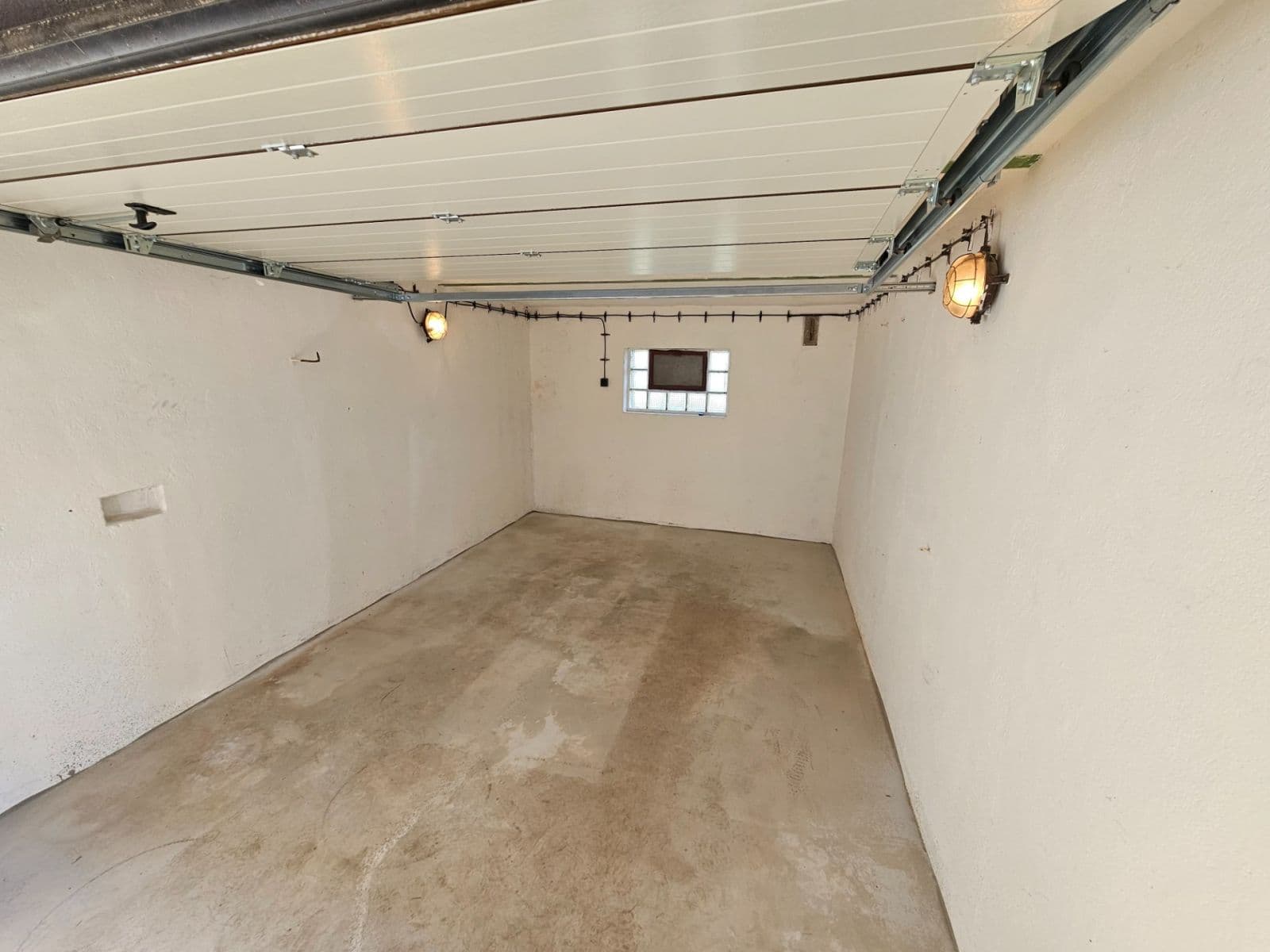 Pronájem garáže 20 m², Buštěhrad, Středočeský kraj Pronájem garáže 20 m², Buštěhrad, Středočeský kraj