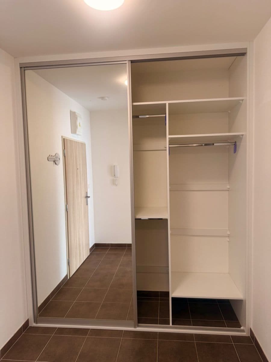 Pronájem bytu 2+kk 52 m², Jaroslava Holečka, Kladno, Středočeský kraj Pronájem bytu 2+kk 52 m², Jaroslava Holečka, Kladno, Středočeský kraj