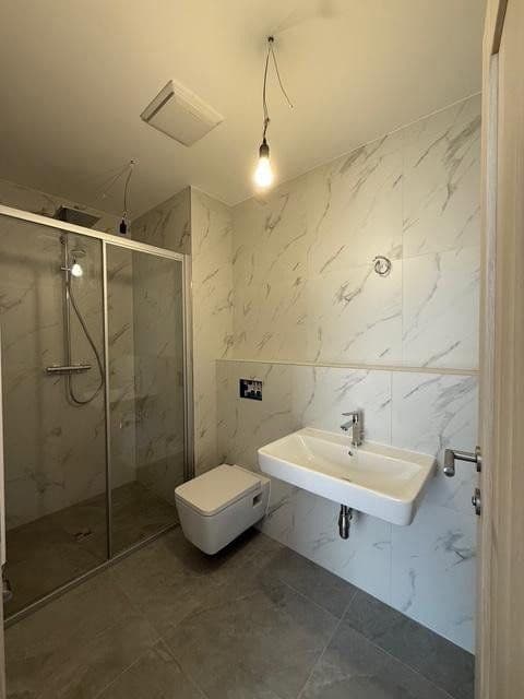 Pronájem bytu 3+1 70 m², Alt-Biesdorf 49, Berlin, Berlín Pronájem bytu 3+1 70 m², Alt-Biesdorf 49, Berlin, Berlín