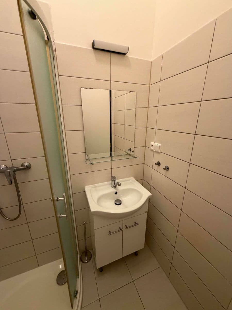 Pronájem bytu 1+kk 15 m², náměstí Hrdinů, Praha, Praha Pronájem bytu 1+kk 15 m², náměstí Hrdinů, Praha, Praha