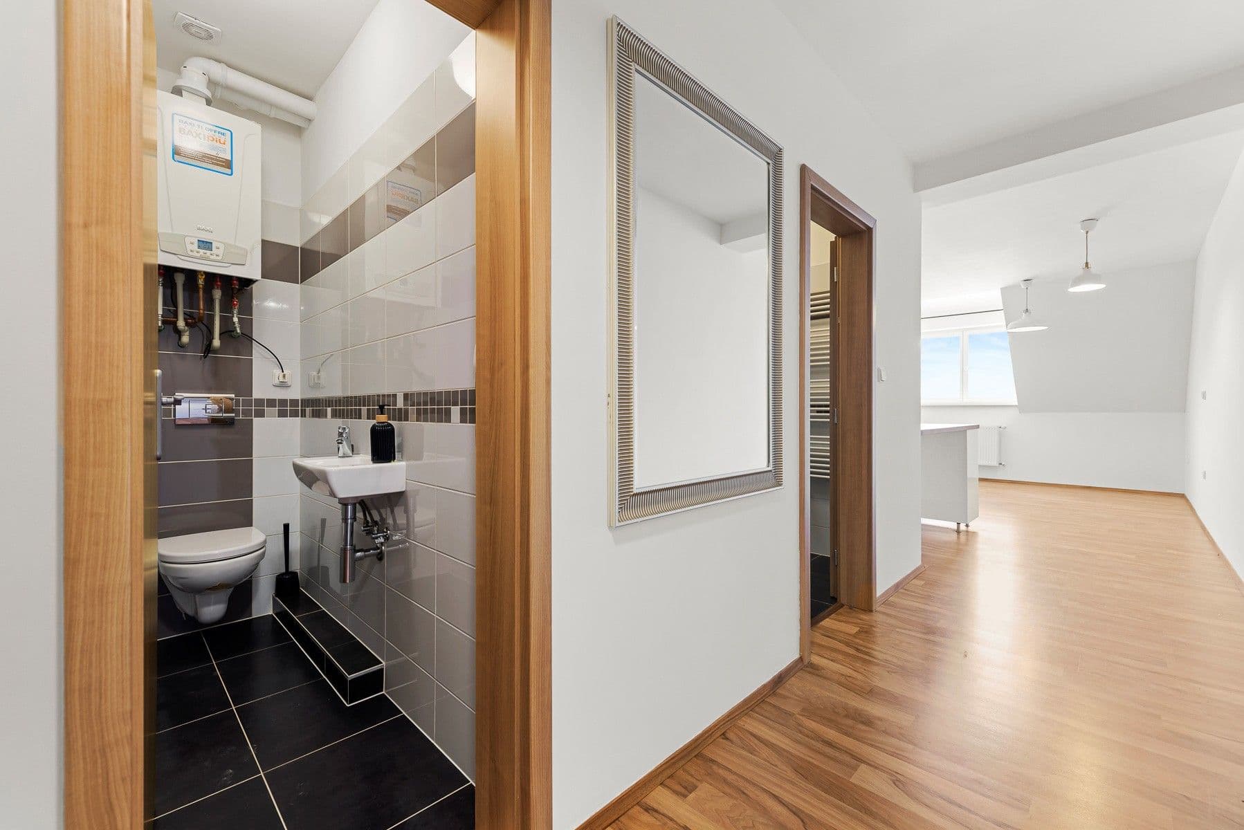 Pronájem bytu 1+kk 34 m², Holandská, Praha, Praha Pronájem bytu 1+kk 34 m², Holandská, Praha, Praha