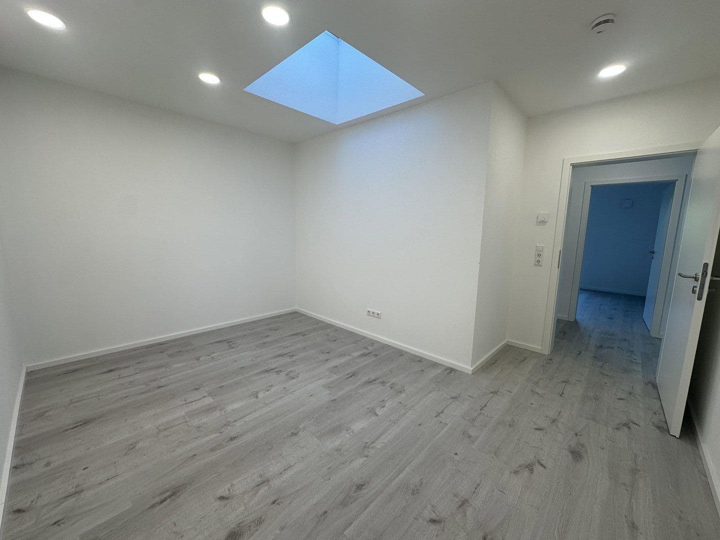 Pronájem bytu 3+1 86 m², Fichtestr. 40, Singen (Hohentwiel), Bádensko-Württembersko Pronájem bytu 3+1 86 m², Fichtestr. 40, Singen (Hohentwiel), Bádensko-Württembersko
