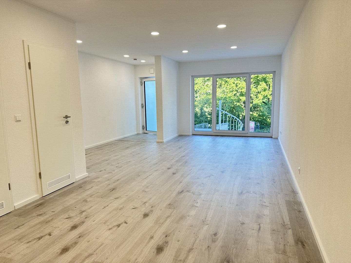 Pronájem bytu 3+1 86 m², Fichtestr. 40, Singen (Hohentwiel), Bádensko-Württembersko Pronájem bytu 3+1 86 m², Fichtestr. 40, Singen (Hohentwiel), Bádensko-Württembersko