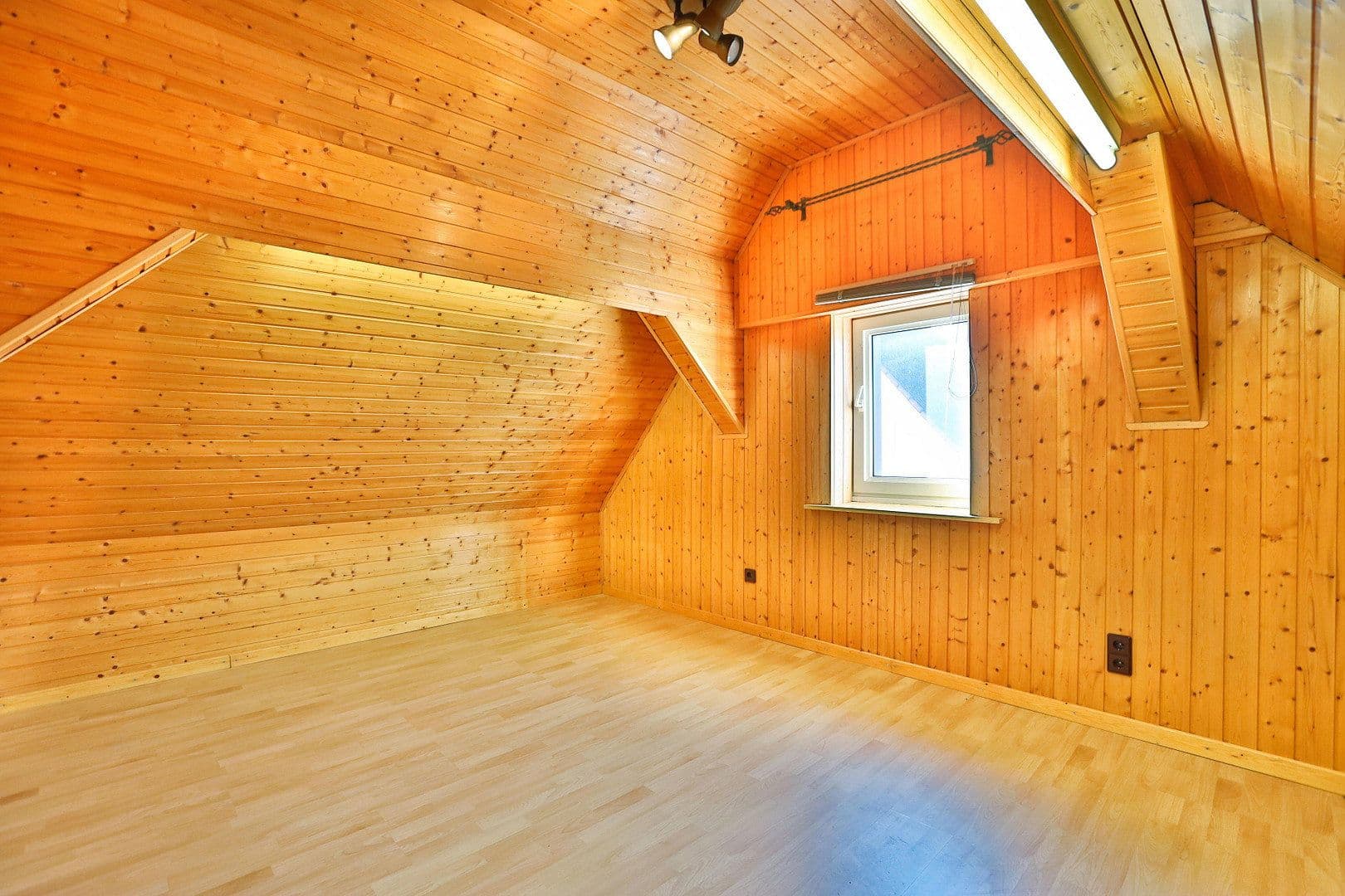 Prodej domu 130 m², pozemek 285 m², Buchbergstraße 4, Freigericht, Hessen Prodej domu 130 m², pozemek 285 m², Buchbergstraße 4, Freigericht, Hessen
