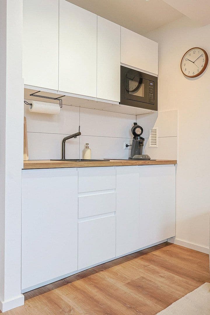 Pronájem bytu 1+1 25 m², Bagelstr. 98, Düsseldorf, Severní Porýní-Vestfálsko Pronájem bytu 1+1 25 m², Bagelstr. 98, Düsseldorf, Severní Porýní-Vestfálsko