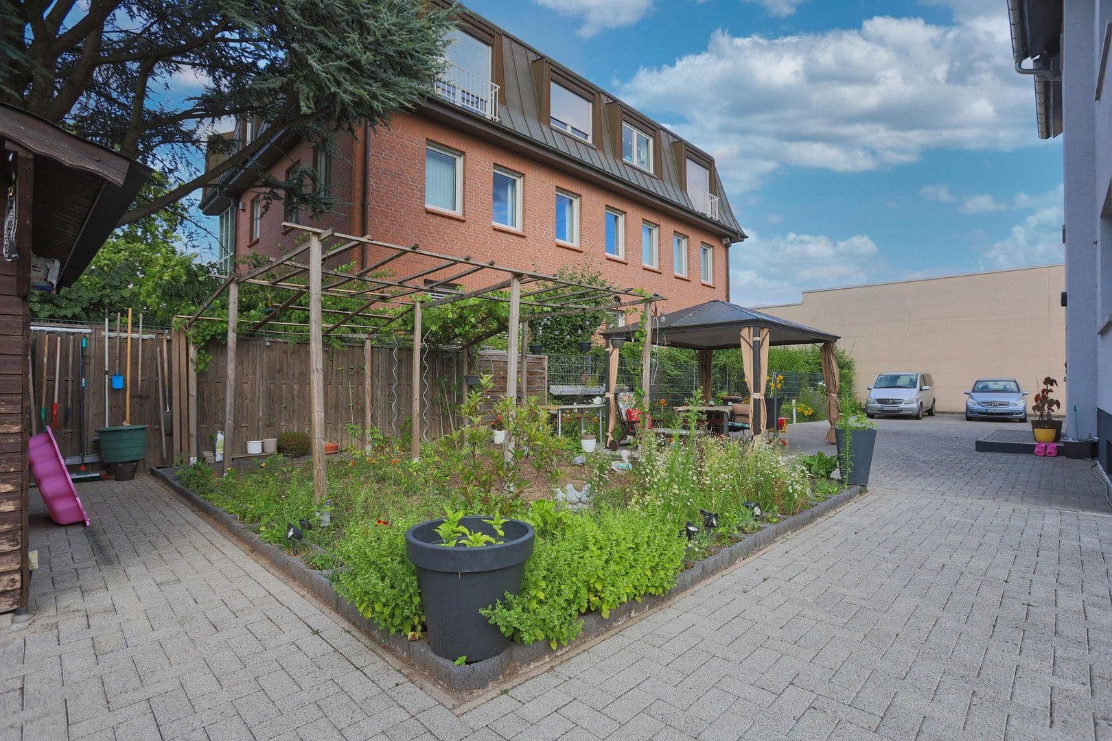Prodej domu 251 m², pozemek 751 m², Frankfurt am Main, Hessen Prodej domu 251 m², pozemek 751 m², Frankfurt am Main, Hessen