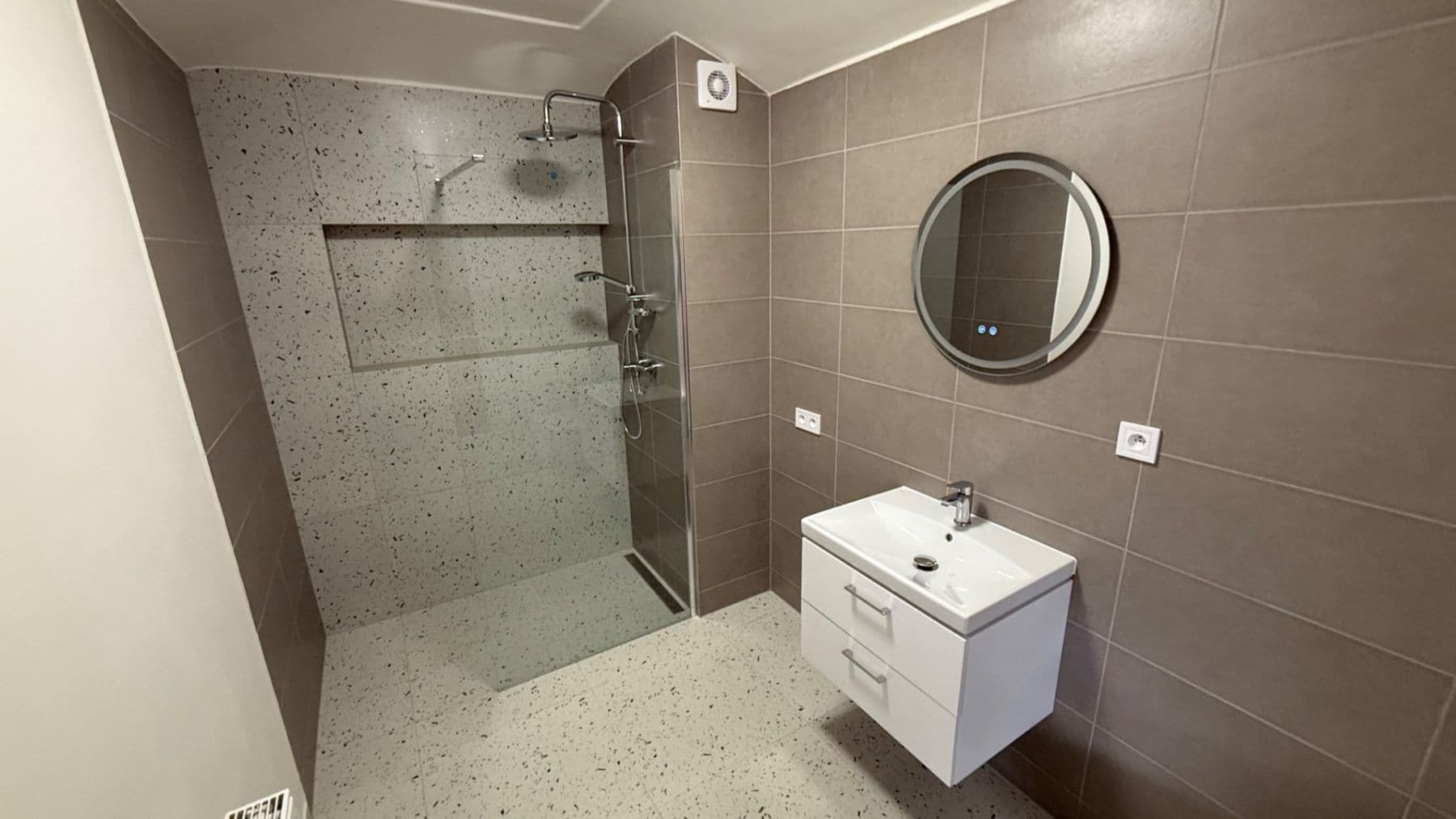 Pronájem bytu 1+1 43 m², Klikatá, Ořech, Středočeský kraj Pronájem bytu 1+1 43 m², Klikatá, Ořech, Středočeský kraj
