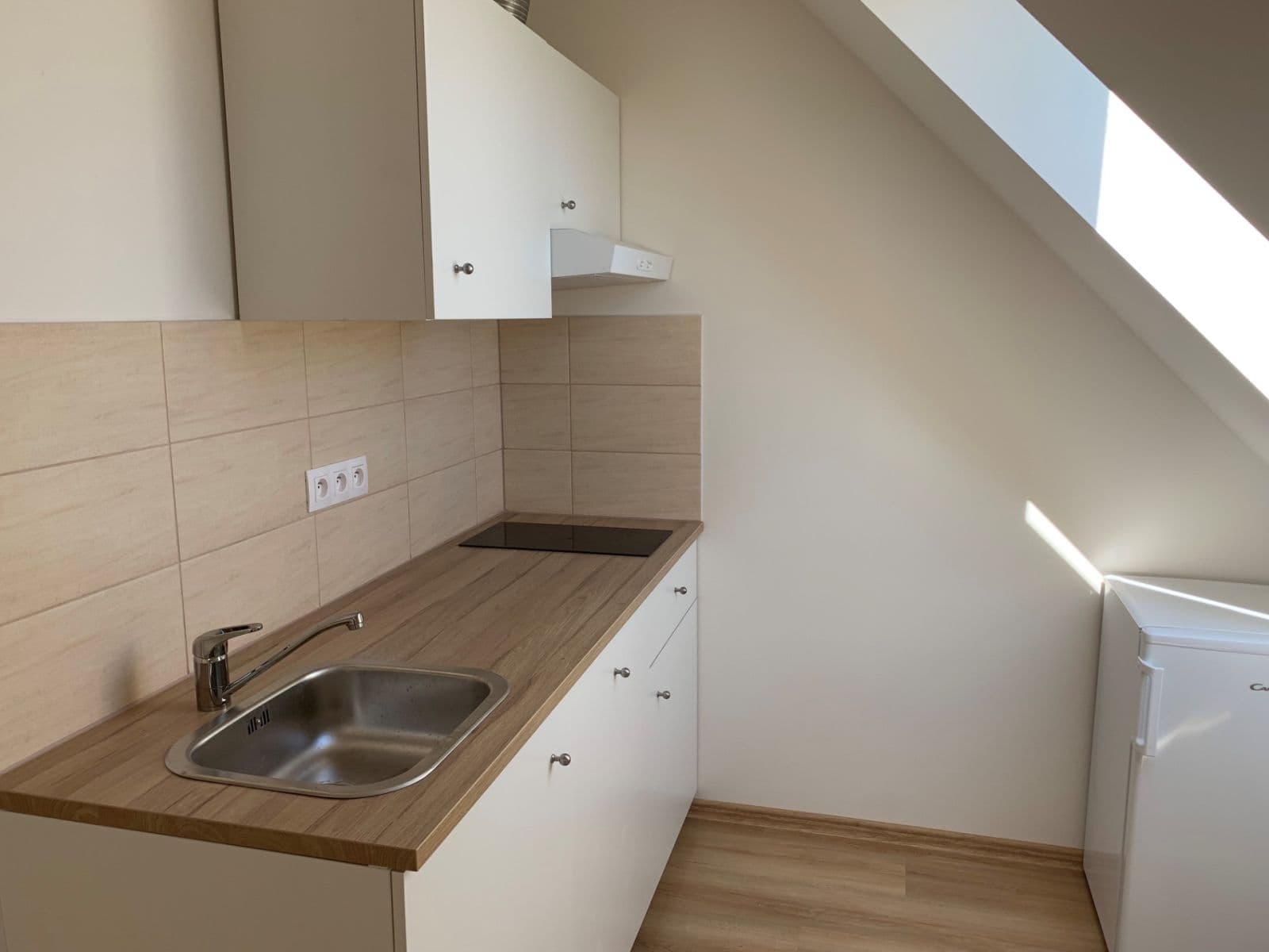 Pronájem bytu 1+kk 18 m², Sukova, Velké Přílepy, Středočeský kraj Pronájem bytu 1+kk 18 m², Sukova, Velké Přílepy, Středočeský kraj
