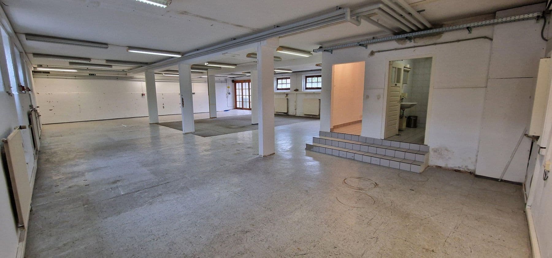 Pronájem nebytového prostoru 600 m², Dorfstr.4, Brunnthal, Bavorsko Pronájem nebytového prostoru 600 m², Dorfstr.4, Brunnthal, Bavorsko