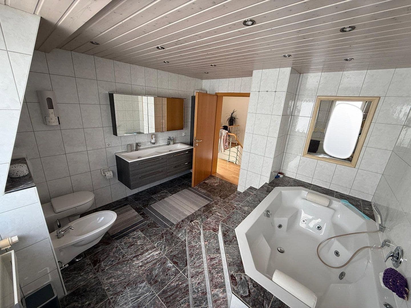 Prodej domu 165 m², pozemek 250 m², Reutlingen, Bádensko-Württembersko Prodej domu 165 m², pozemek 250 m², Reutlingen, Bádensko-Württembersko
