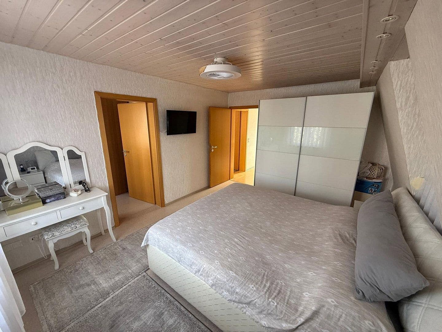 Prodej domu 165 m², pozemek 250 m², Reutlingen, Bádensko-Württembersko Prodej domu 165 m², pozemek 250 m², Reutlingen, Bádensko-Württembersko