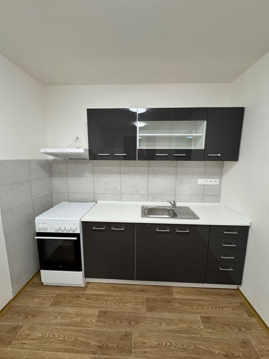 Pronájem bytu 3+1 73 m², Pod Strání, Praha, Praha Pronájem bytu 3+1 73 m², Pod Strání, Praha, Praha