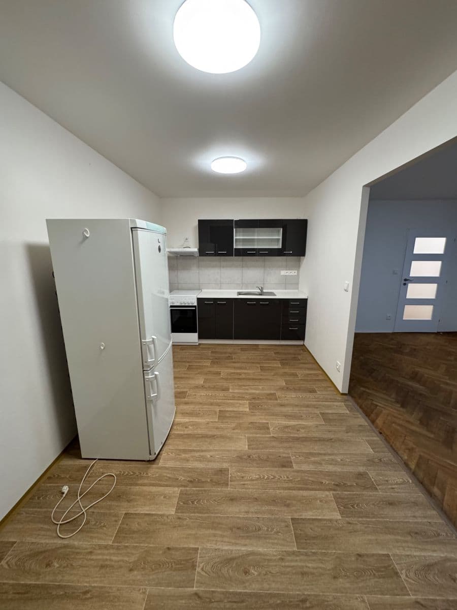 Pronájem bytu 3+1 73 m², Pod Strání, Praha, Praha Pronájem bytu 3+1 73 m², Pod Strání, Praha, Praha