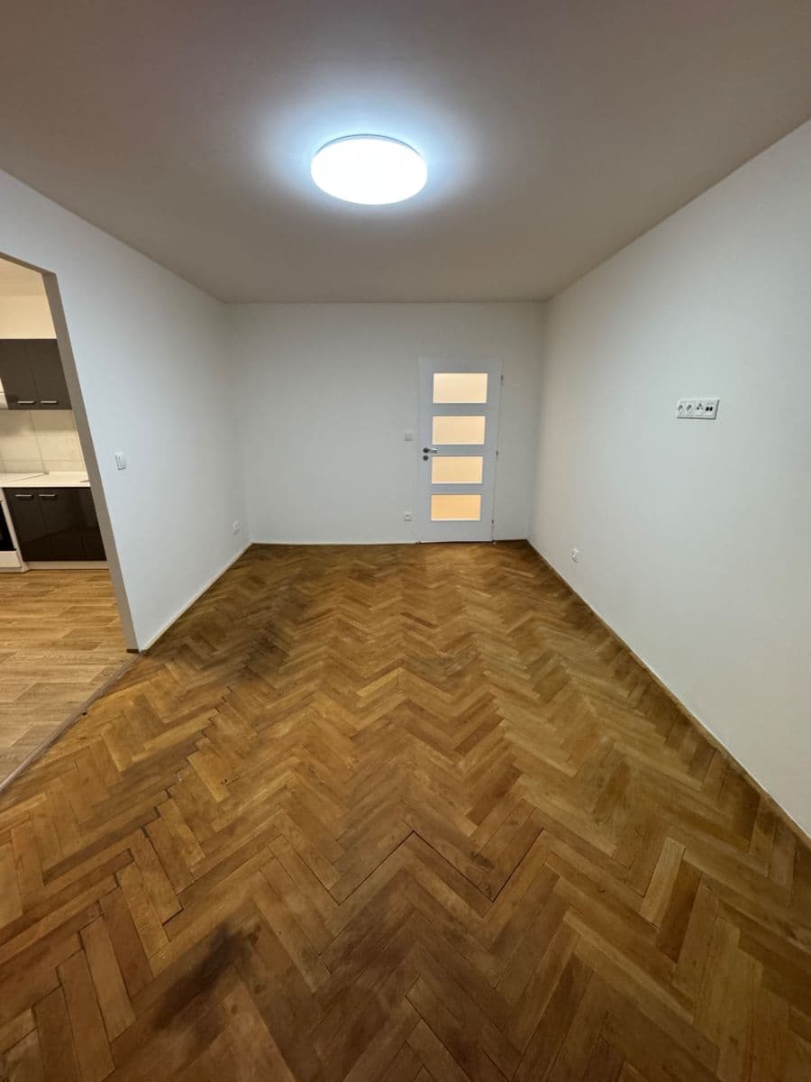 Pronájem bytu 3+1 73 m², Pod Strání, Praha, Praha Pronájem bytu 3+1 73 m², Pod Strání, Praha, Praha