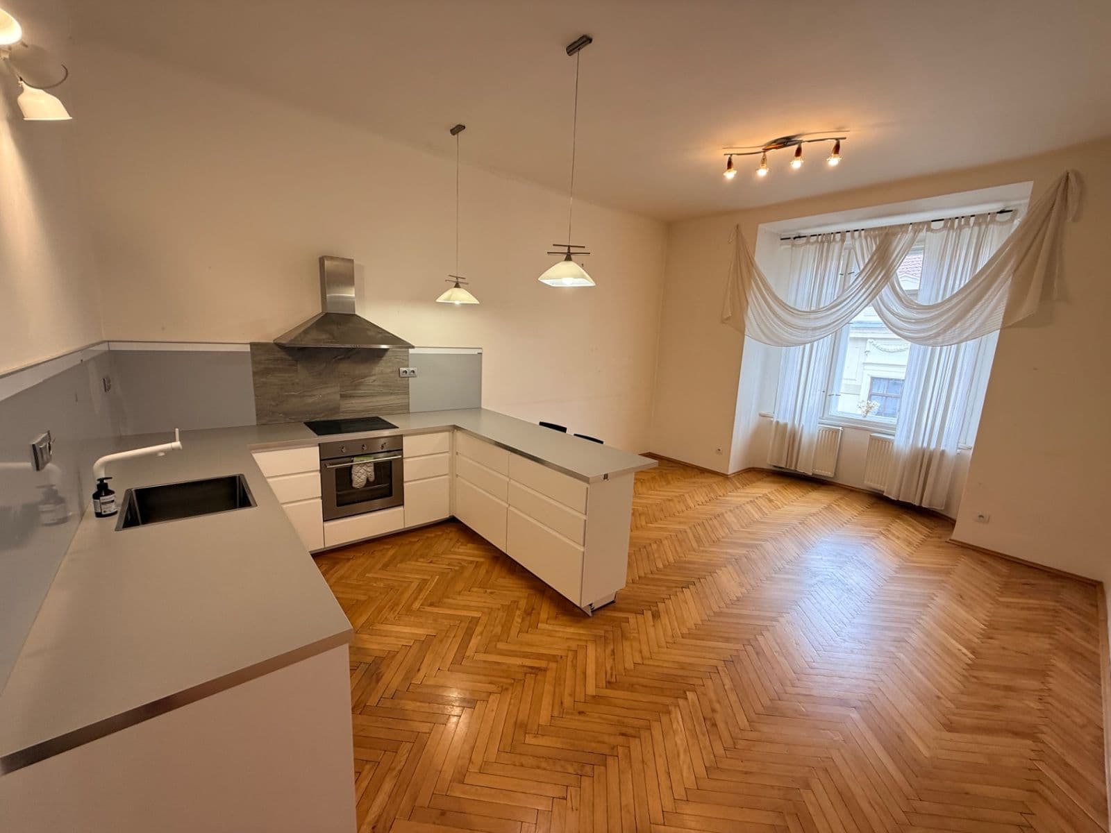 Pronájem bytu 3+kk 75 m², Malířská, Praha, Praha Pronájem bytu 3+kk 75 m², Malířská, Praha, Praha