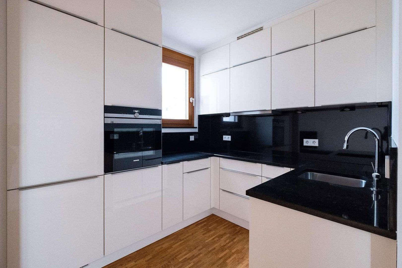 Pronájem bytu 2+1 88 m², Pariser Straße 4, Frankfurt am Main, Hessen Pronájem bytu 2+1 88 m², Pariser Straße 4, Frankfurt am Main, Hessen