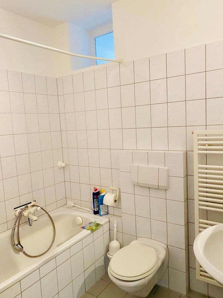 Pronájem bytu 1+1 38 m², Schiersteiner Straße, Wiesbaden, Hessen Pronájem bytu 1+1 38 m², Schiersteiner Straße, Wiesbaden, Hessen