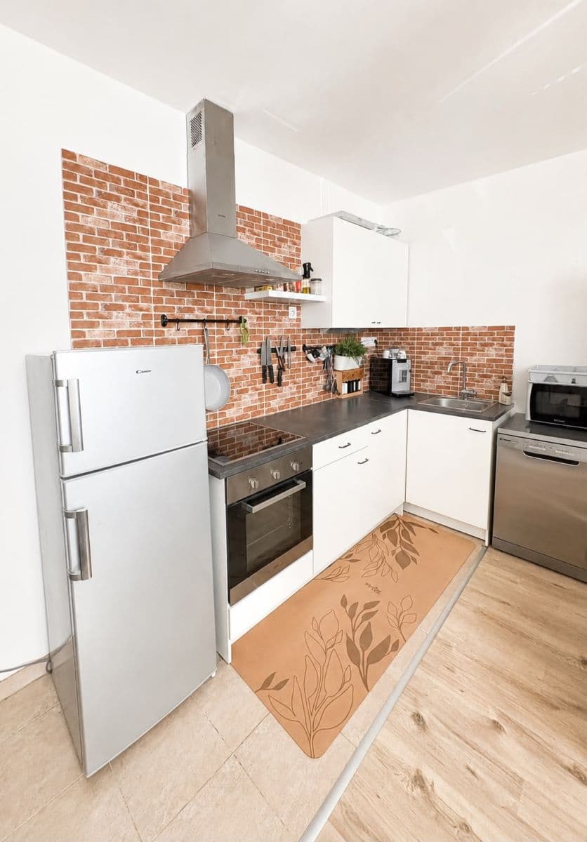 Pronájem bytu 2+kk 50 m², Jaroslava Holečka, Kladno, Středočeský kraj Pronájem bytu 2+kk 50 m², Jaroslava Holečka, Kladno, Středočeský kraj