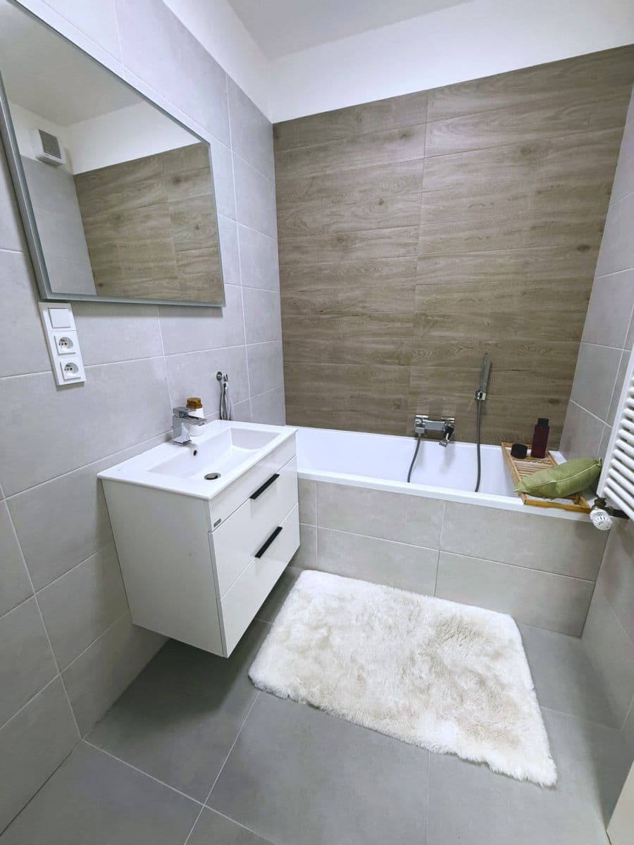 Pronájem bytu 2+kk 54 m², Školní, Průhonice, Středočeský kraj Pronájem bytu 2+kk 54 m², Školní, Průhonice, Středočeský kraj