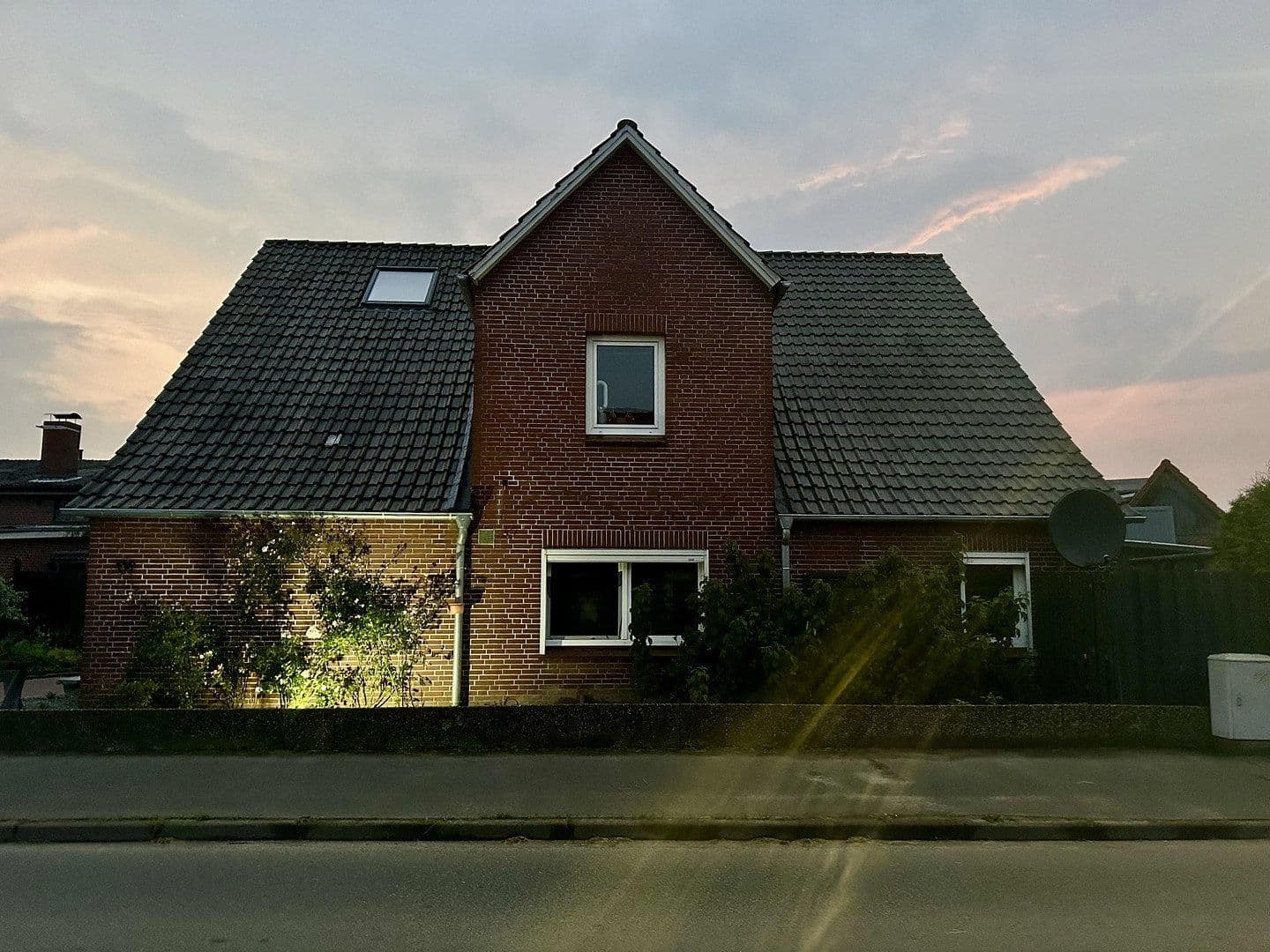 Prodej domu 220 m², pozemek 560 m², Dorfstraße 119, Tangstedt, Šlesvicko-Holštýnsko Prodej domu 220 m², pozemek 560 m², Dorfstraße 119, Tangstedt, Šlesvicko-Holštýnsko