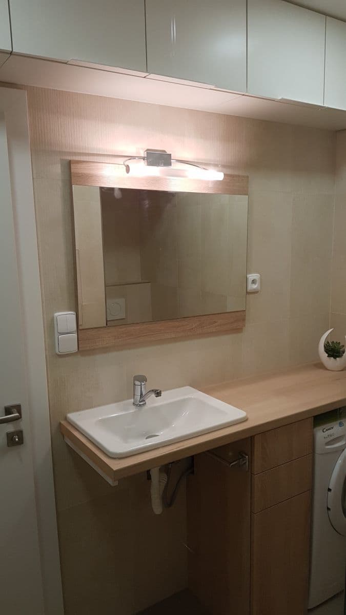 Pronájem bytu 1+kk 35 m², Pod Zámečkem, Hradec Králové, Královéhradecký kraj Pronájem bytu 1+kk 35 m², Pod Zámečkem, Hradec Králové, Královéhradecký kraj