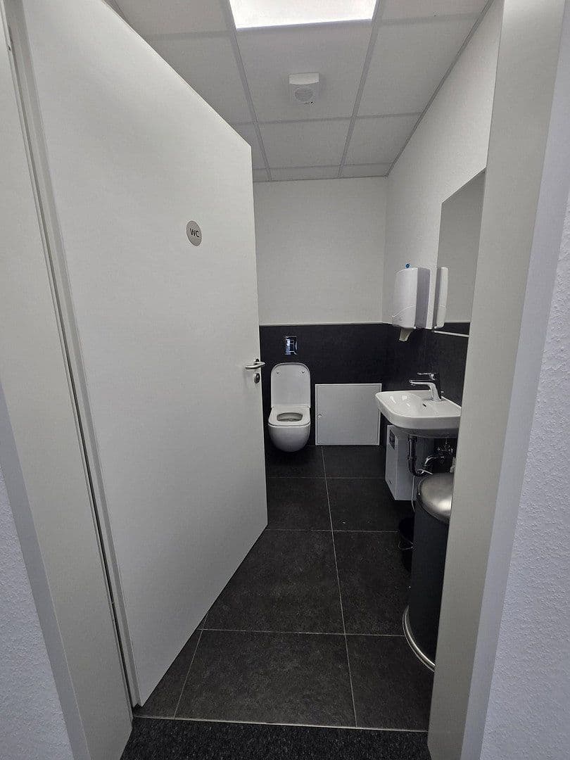Pronájem nebytového prostoru 450 m², Viersener Straße 240, Mönchengladbach, Severní Porýní-Vestfálsko Pronájem nebytového prostoru 450 m², Viersener Straße 240, Mönchengladbach, Severní Porýní-Vestfálsko