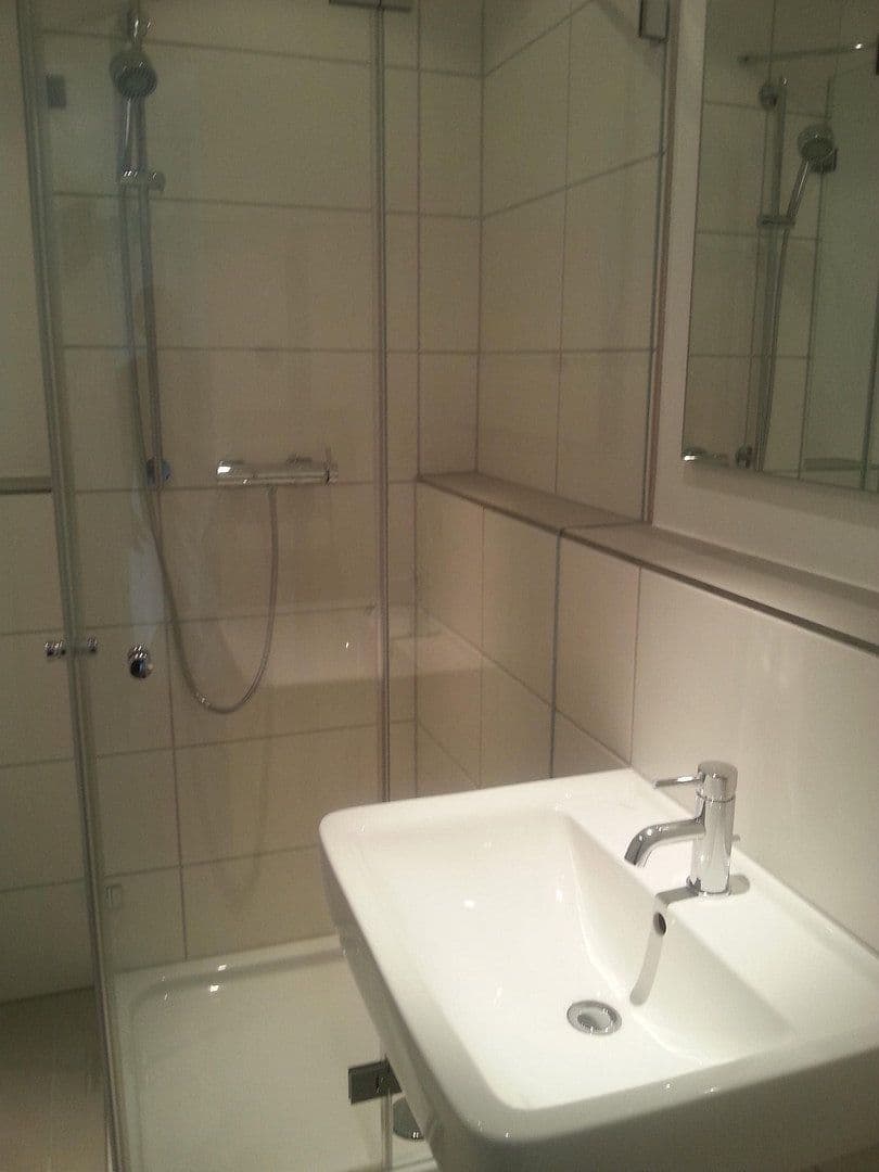 Pronájem bytu 2+1 35 m², Am Römerhof 51, Frankfurt, Hessen Pronájem bytu 2+1 35 m², Am Römerhof 51, Frankfurt, Hessen