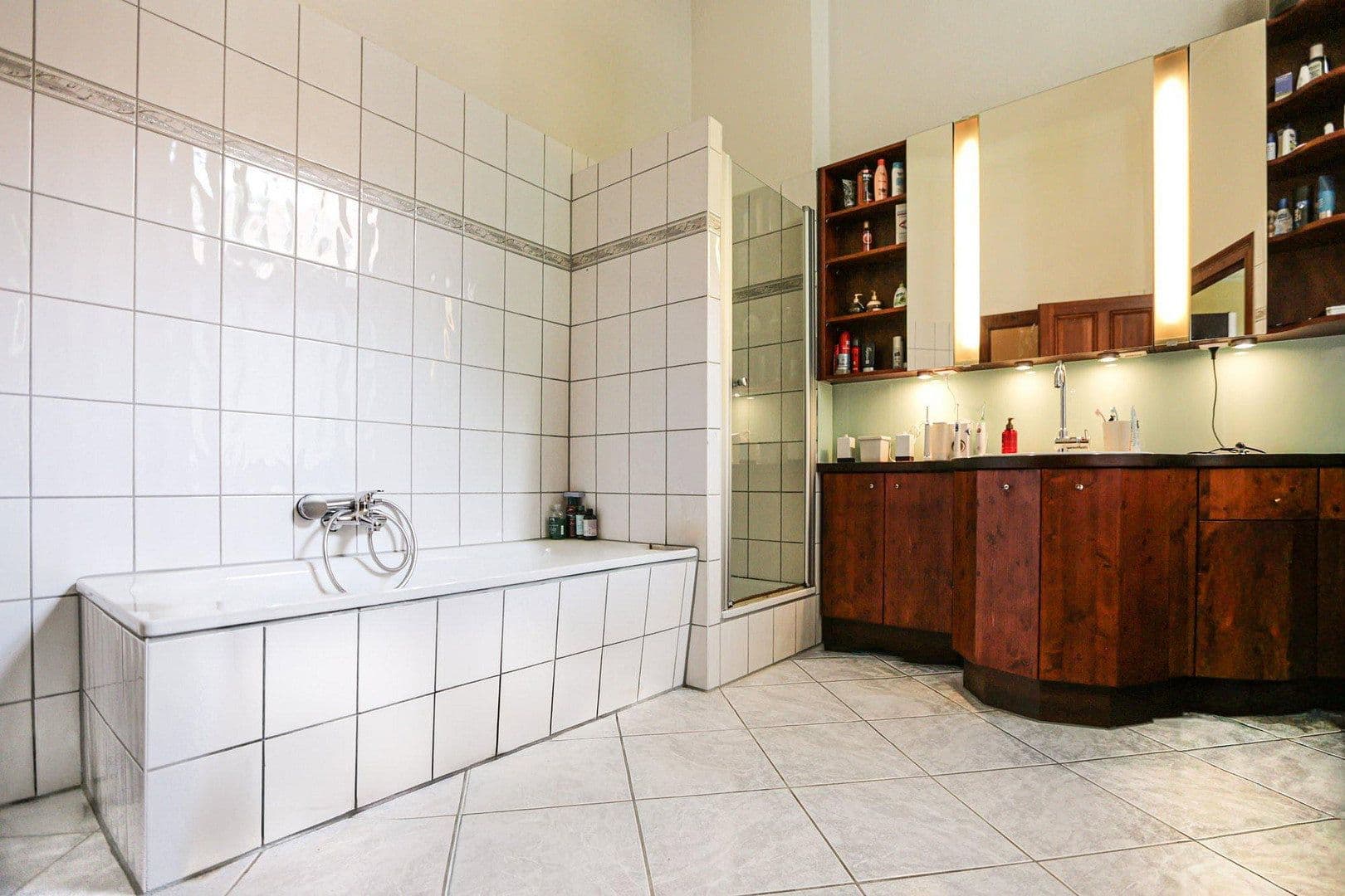 Prodej bytu 5+1 171 m², Düsseldorf, Severní Porýní-Vestfálsko Prodej bytu 5+1 171 m², Düsseldorf, Severní Porýní-Vestfálsko
